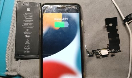 Changement de batterie et de connecteur de charge d'un iPhone SE 2020 à Pessac/Dordogne