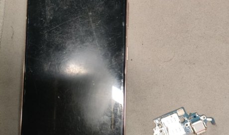 Changement de connecteur de charge avec lecteur SIM d'un Samsung S21 5G à Bosset