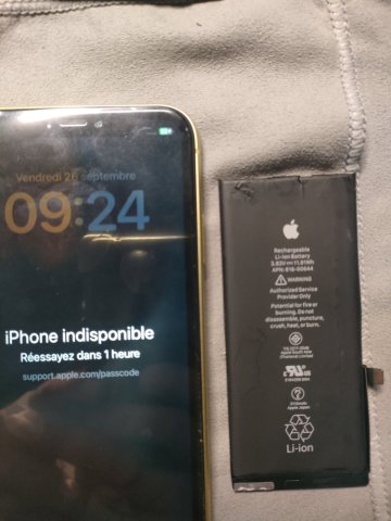 Remplacement d'une batterie d'un iPhone 11 à Pineuilh
