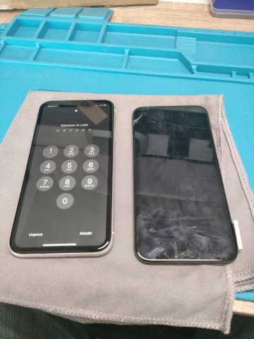Remplacement d'un écran iPhone 11 à Bonneville-et-Saint-Avit-de-Fumadières.