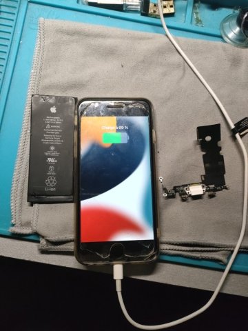 Changement de batterie et de connecteur de charge d'un iPhone SE 2020 à Pessac/Dordogne