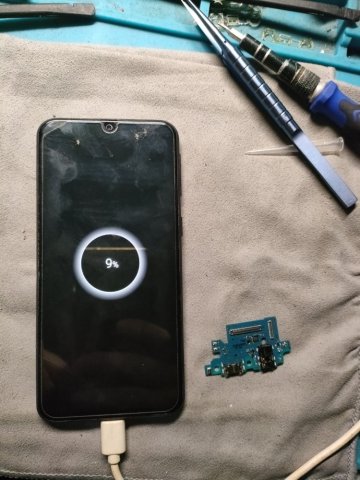 Changement du connecteur de charge d'un Samsung A 40 à Pellegrue