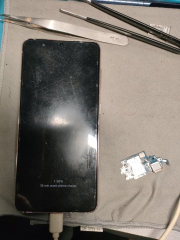 Changement de connecteur de charge avec lecteur SIM d'un Samsung S21 5G à Bosset